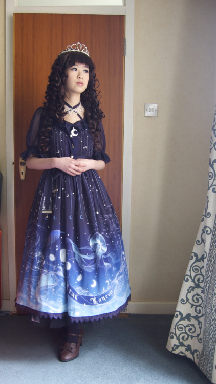 josiephone:  petit-piaf:  30 foam curlers, 400 pearl beads, and a sleepless night. It was totally worth it.  OP: Krad LanreteShoes: DreamVTights: offbrandNecklace and crown: handmade  Majestic, and made me fall in love with this print again! ♥