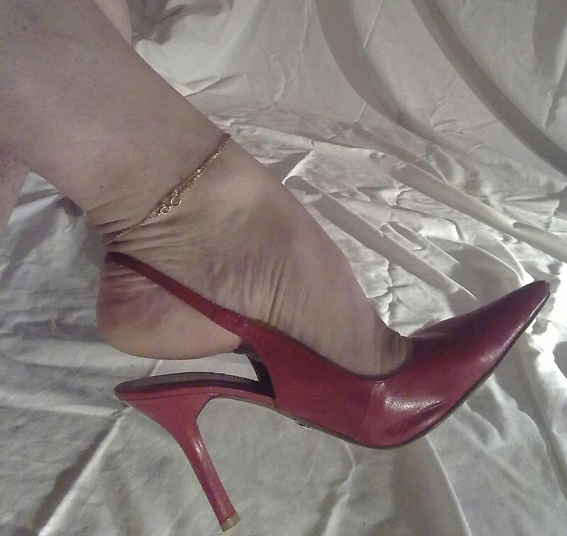 love4heels:  Very sexy red high heel slingbacks