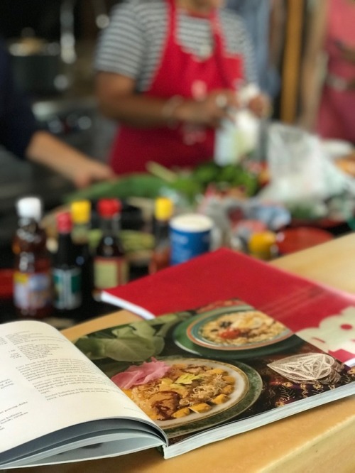 .
I spent most of my day pretending to learn Indonesian recipes with the very diverse trailing spouses (women and man we are inclusive!) of our (not)better half company.
What I didn’t pretend was the eating part ;-)
Sophia who is Indonesian (well...