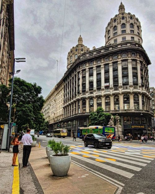 Una tarde cualquiera en la esquina de la calle Florida y la Avenida Roque Sáenz Peña [ Diagonal Nort