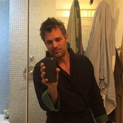 markfluffyruffalo:  Mark Ruffalo’s bathroom