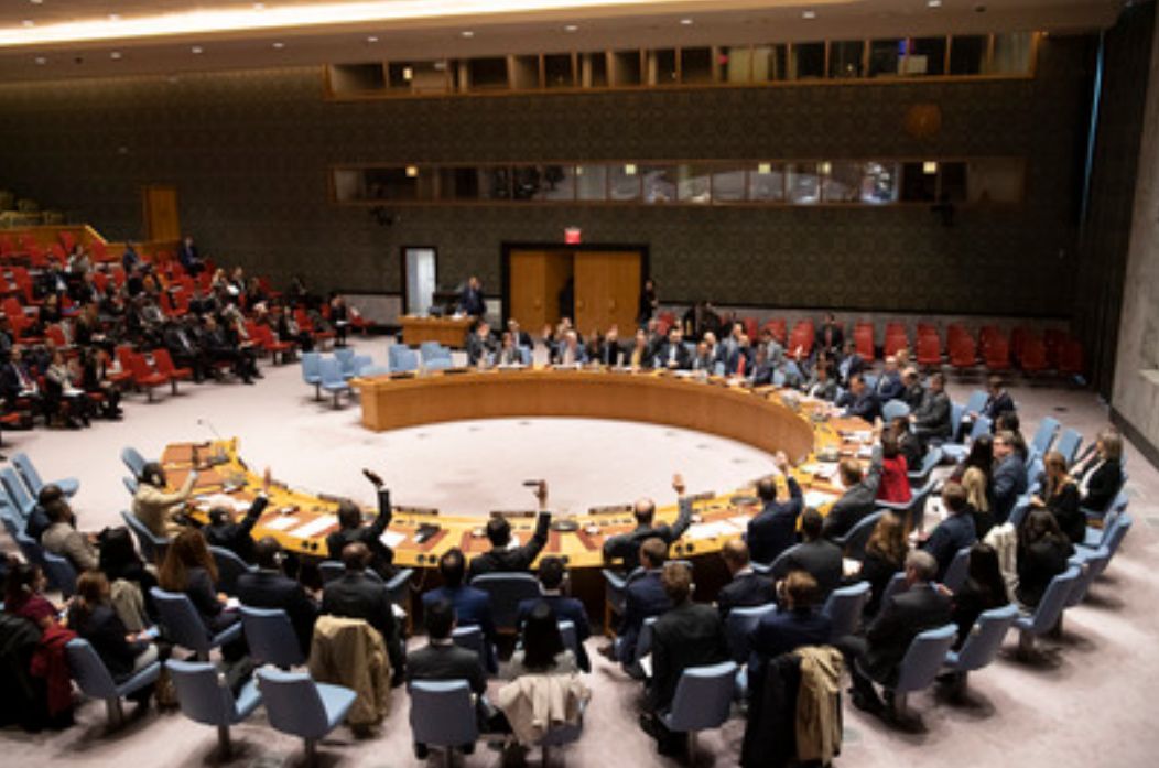 13 hender i været. 2 avholdende. Bildet viser avstemning i FNs Sikkerhetsråd, 30. oktober. Foto: UN Photo/Evan Schneider