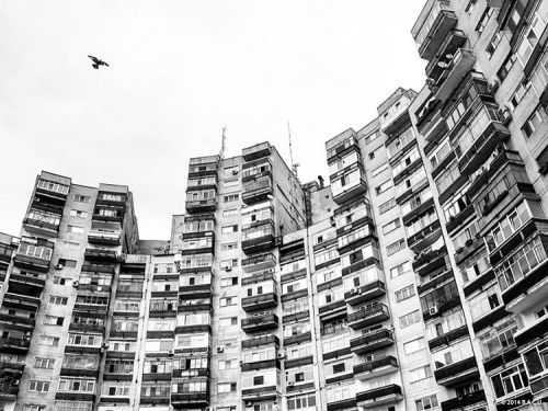 socialistmodernism:  “Blocul Rotund” Housing building, Lujerului square, Militari neighb