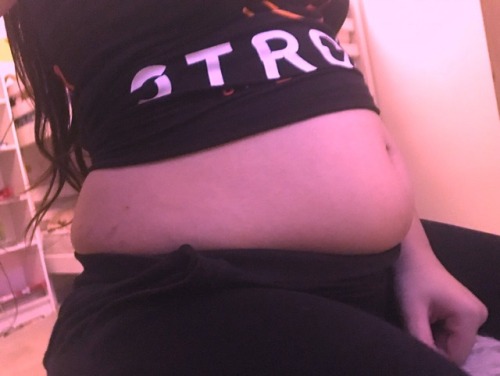 chubbyfrenchie:  Can’t even hide my belly in sweatpants anymore :)
