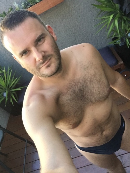 nev82l:Summer Selfies in my black speedos