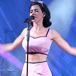 marinashappy:  ‘lies’ live + the arm thing 