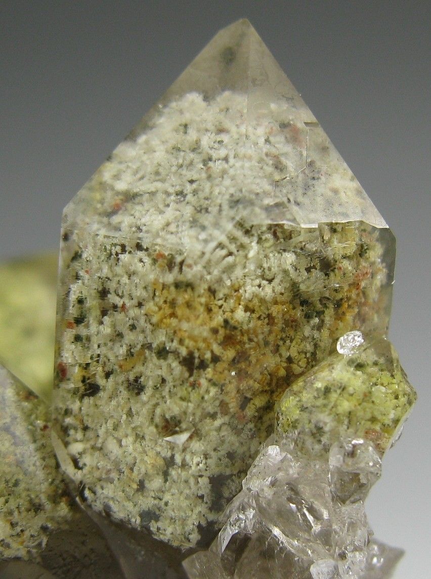 bijoux-et-mineraux:  Quartz with Chlorite inclusions - Minas Gerais, Brazil