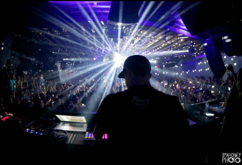 patrikkiss:  MEE FRONT AND CENTER AT DEADMAU5 UNHOOKED SHOW IN BROOKLYN. CRAZIEST TECHNO PARTY IN A LONG FREAKING TIME. 