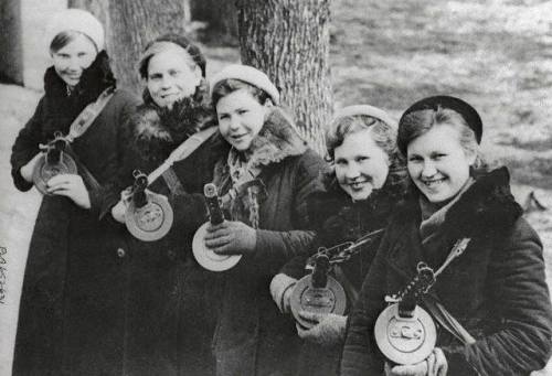 deathandmysticism:  While German forces tighten the siege of Sevastopol, volunteer Russian women warriors get ready to serve in Guerrilla units, Sevastopol, 1942