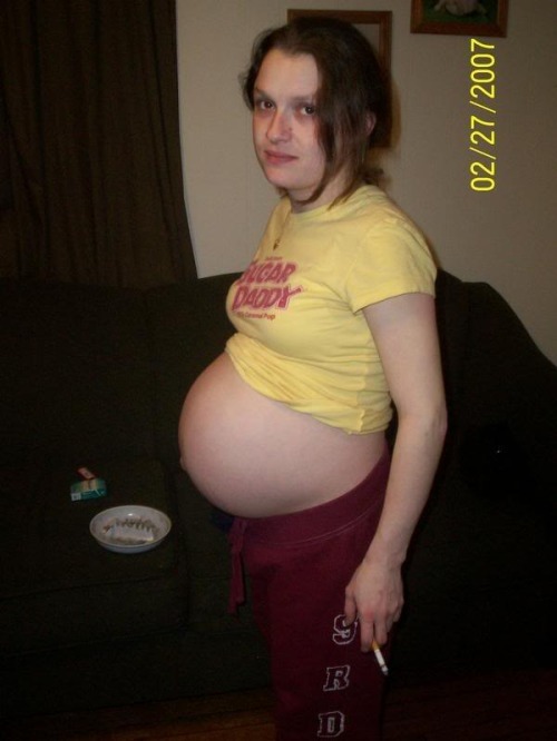 super-slutty-is-fun:  Smoking preggo - naughty but nice :)  Probably only dates men over 30, Smoker