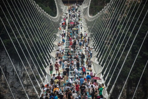 darylfranz: 中国の世界最長のガラス橋、開通から2週間たたずに閉鎖 - ガハろぐNewsヽ(･ω･)/ｽﾞｺｰ