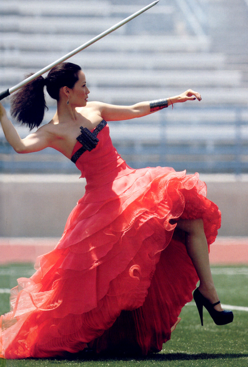 crossbowsandwalkers:Is this Lucy Liu throwing a javelin in a dress and high heels