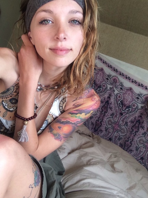 bitchasskiwis:  the-stoner-sage:  chinacat-sunchild:  I guess some people actually like when I post selfies so shouts out to them. <3  Beautiful ray of sunshine 💫  😻