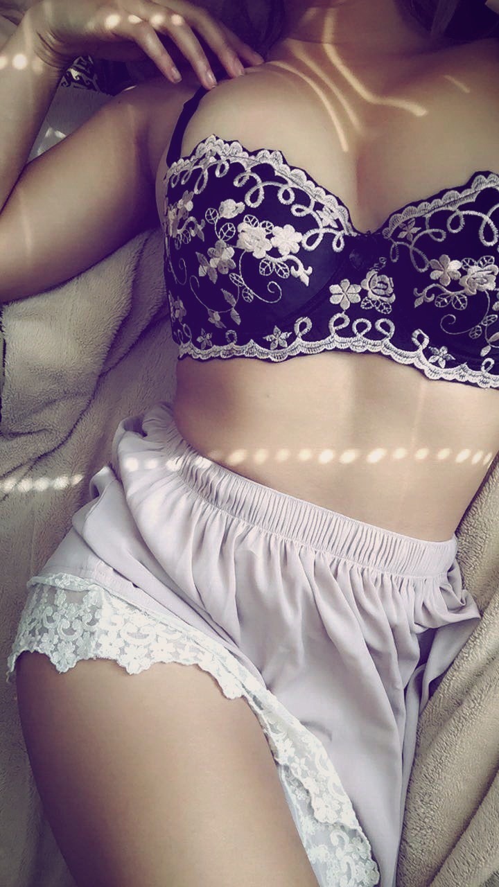 bedroom-eyes-and-broken-sighs:  the lighting in my room was so soft ☁️