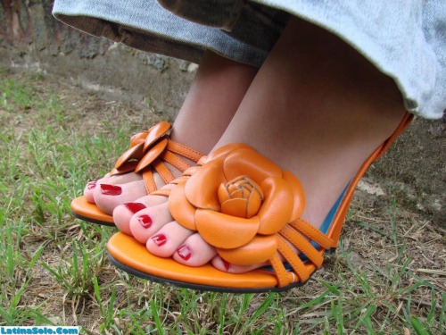 notbutterguy:  perfecttoesandsoles:  😍Elis😍  wow, what can i say firstly love the orange spikey sandals, love sling backs showing heels when nice great toes and soles too really nice shots here 