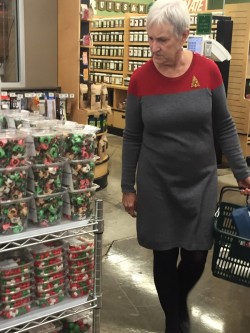 thesylverlining:  sleepysnowfinch:  laughingsquid:  A Woman Put Together a Star Trek Starfleet Uniform Outfit Seemingly by Accident    Accident? Yeah, right. This woman is clearly a Starfleet admiral.   This is: Completely beautiful No way in hell by