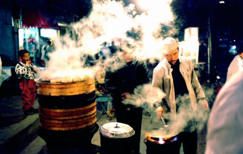 unrar:China, Xian. The night market in Xian, where dozens of small ‘restaurants’ set up at dusk and 