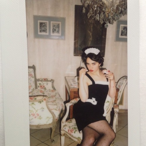 Miss @claradegobert mange son macaron à la framboise #polaroid #frenchmaid #dress #paris #mac