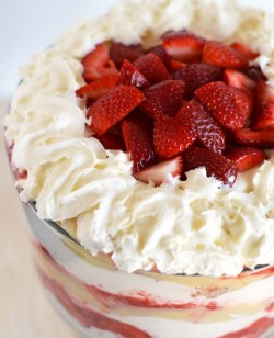 fullcravings:  Lemon Berry Trifle  Ooooohh looooook