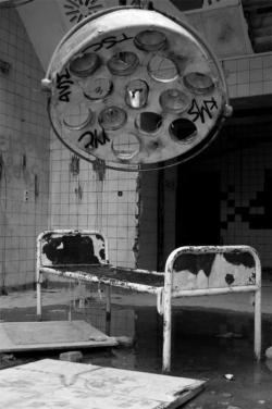 abandonthehalls:  Abandoned hospital bed.