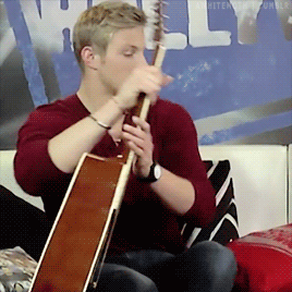 awhitemoth:    Alexander Ludwig Talks VIKINGS & Shows Off Musical Talents!  (X)