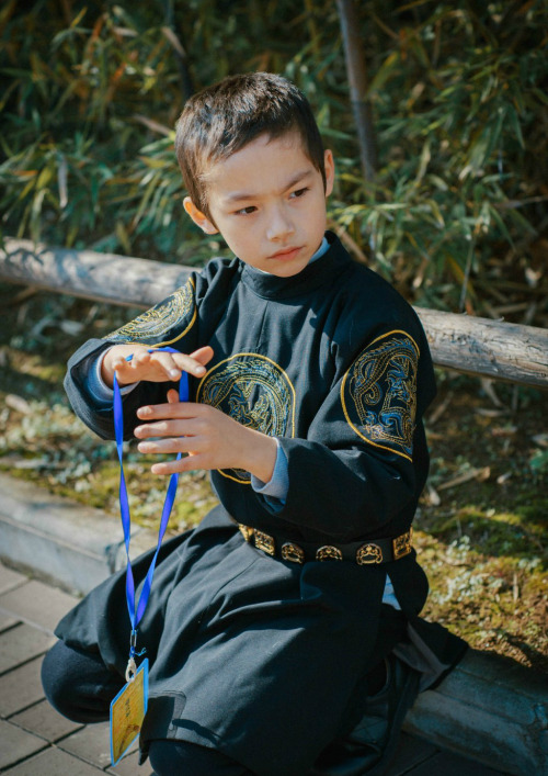 traditional chinese hanfu | boy in yuanlingpao/chinese round collar robe. photo by 麻苍好凄.