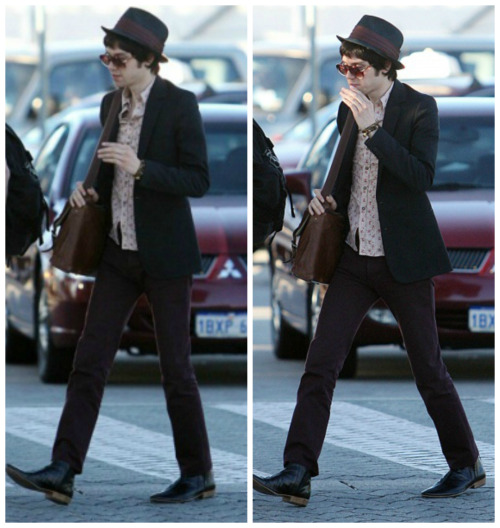 marchingclocks:Ryan Ross and his man-purse strolling around Australia.