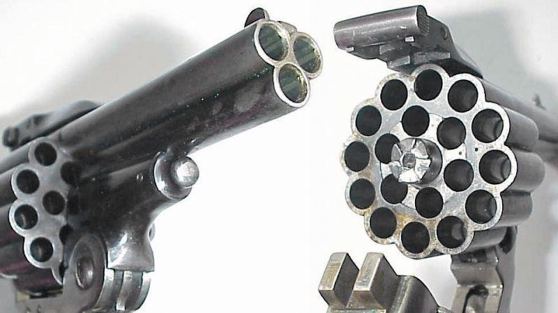 sexhaver: pochowek:   picsthatmakeyougohmm:  hmmm  this is the gun mccree uses to