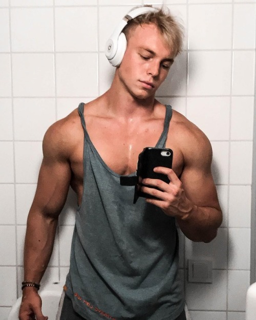 let-sfuck:  sexyfantasybro:   Hot