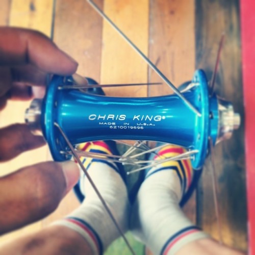 3peak: Turquoise組みま〜す #chrisking #philwood #strawfoot #3peak #handspunwheel (Bicycle Store 3peak)