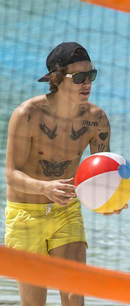 lirrylocks: Harry playing beach volleyball on the Gold Coast today - 19.10.13.