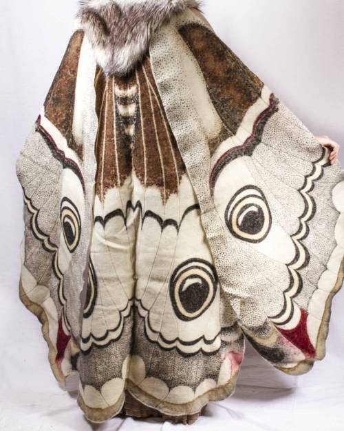 kittyknowsthings:aurorajay:Tada! Dye-painted wool felt cape, part of my emperor moth comission.@sys