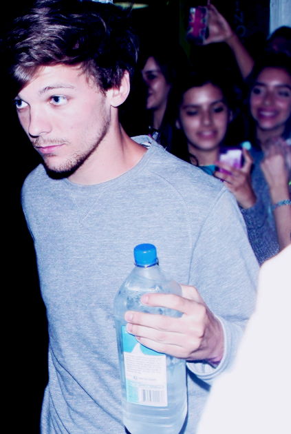 pintsizelwt:Louis + grey sweaters