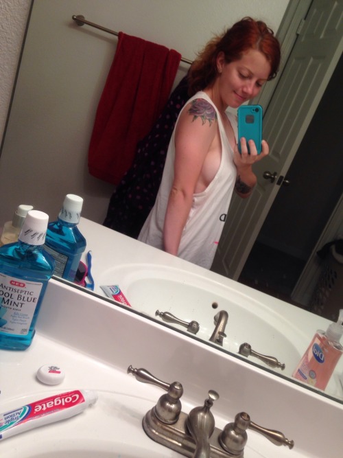 carolannsfeet: Good morning, please enjoy some side boob in my bfs shirt.
