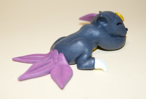 Sleeping Sneasel figure made as a birthday gift. :3 Sculpted from Fimo and painted with a mix of acr