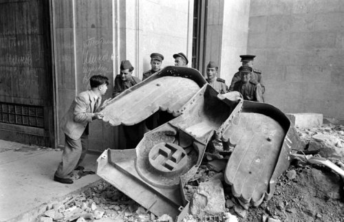 secondworldwarineurope: After the Fall: Photos of Hitler’s Bunker and the Ruins of Berlin, 194