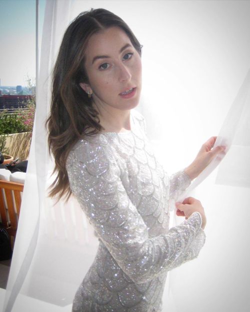 Alana Haim getting ready for the 94th Academy Awards on March 27th 2022 (via loftjet, mararoszak and