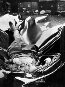 stonetonight:  Catalogado como ‘El Suicidio mas Bello’ El 1 de mayo de 1947, Evelyn McHale saltó hacia su muerte desde el piso 86 del edificio Empire State.  Llamó la atención la serenidad de su rostro y la forma como sostenía con su mano izquierda