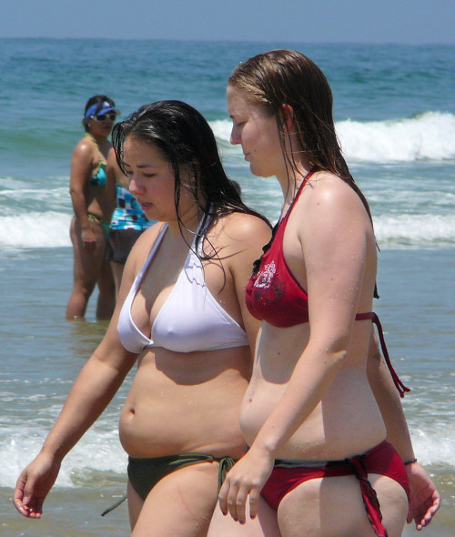 bbwsarethebest69: More hot videos: bit.ly/1m49hDO Love to see that on the beach