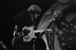 jonasgrossmann:  elaine mayes…paul kantner of jefferson airplane, monterey, 1967 @ flysfo