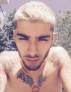 oopsyournudes:  gemmarstyles-deactivated2016090:zayn malik + twitter selfies   Babe so is so damn fine.