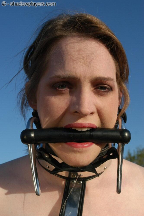 bondage-ponygirls-and-more: Pony girl Tracey Hilton in Arizona.More atwww.shadowplayers.com D