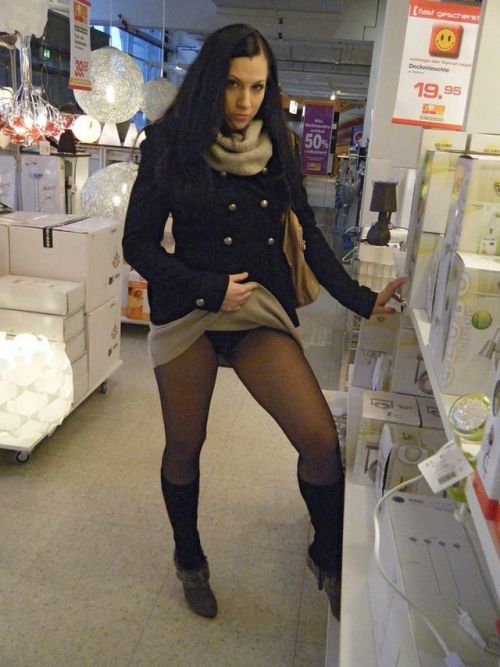 deewiper-pantyhose: enniebody: Darf man in Naturalien bezahlen? deewiper-pantyhose.tumblr.com