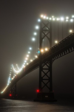r2–d2:  Hope Bridge foggy night by