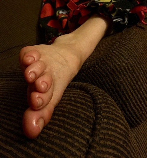 opentolife37: Last night foot massage all oiled up.. So soft and inviting! I’m all oiled up&a