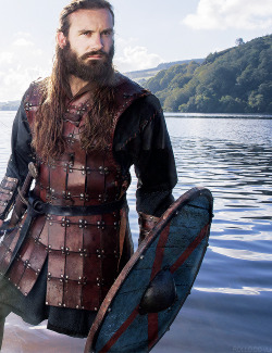 eomer-eadig: Rollo, Ragnar’s brother, is impulsive, wild, care-free and compulsive.