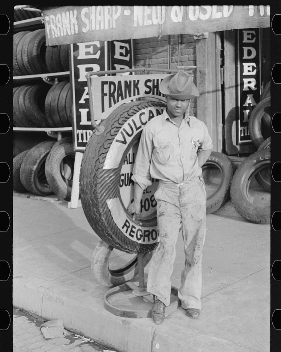 Tire repairman, Waco, Texas.
Russell Lee, Nov 1939
#vintagedenim #vintageworkwear #chambray #stetson #vintagemenswear #ruggedstyle (at Waco, Texas)
https://www.instagram.com/p/CQrdhhSLfsE/?utm_medium=tumblr