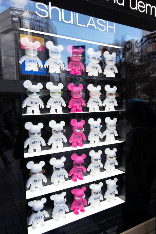 Shu Uemura lashes on vinyl figures in Shibuya. Shu Uemura’s holiday collection this year is a 