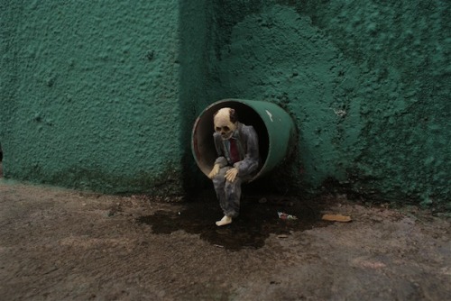 la-chica-de-ojos-cafes:  isfuckingfun:  Cement eclipses; tiny cement skeletons haunt the streets in Mexico.  México. 💖 