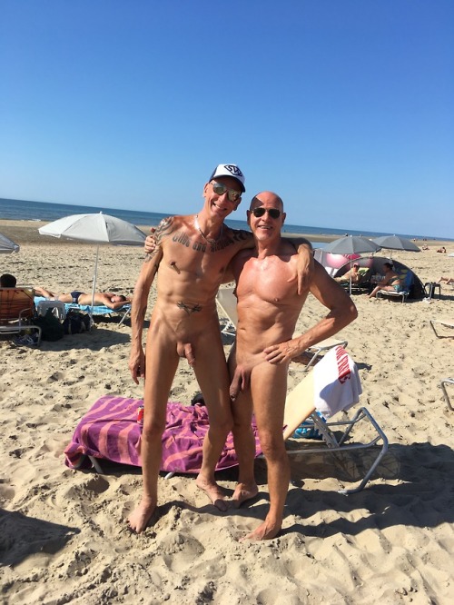 nakedttamsterdam:NUDIST BEACH FUN